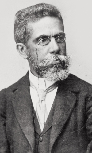 Machado de Assis: adaptação demagógica comete erros graves de interpretação de textos e destrói a universalidade do autor