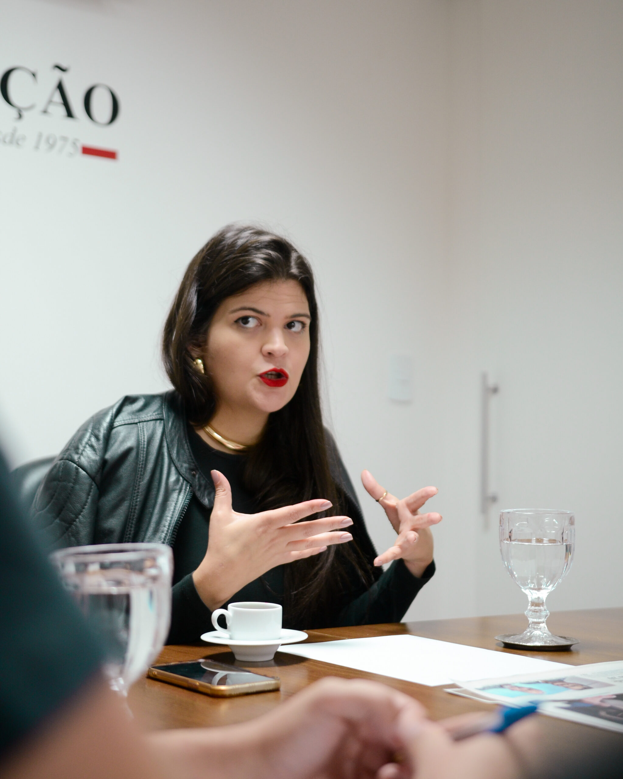 Vereadora Aava Santiado durante entrevista no Jornal Opção | Foto: divulgação