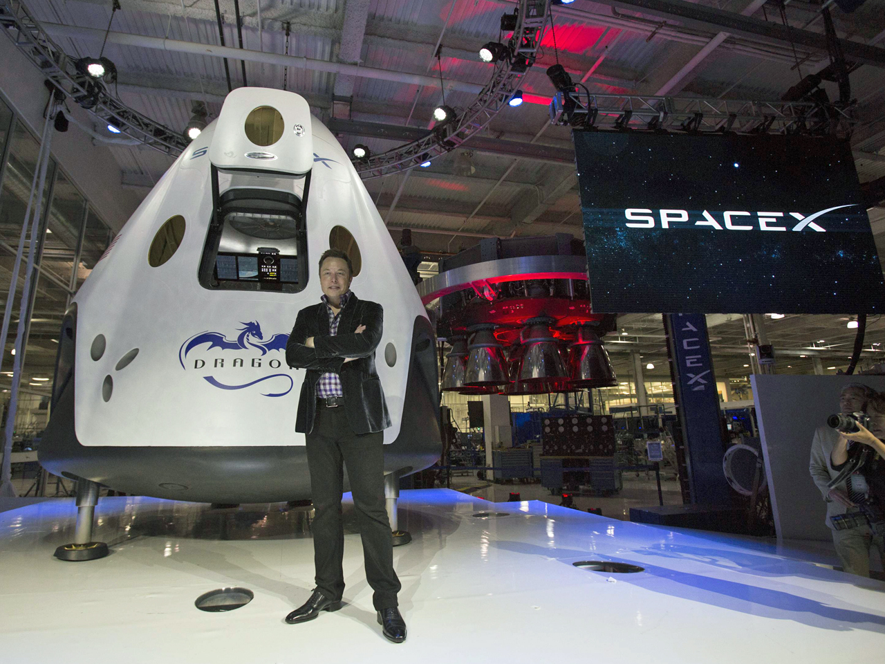 SpaceX CEO Elon Musk poses by the Dragon V2 spacecraft after it was unveiled in Hawthorne, California May 29, 2014. Space Exploration Technologies, or SpaceX, on Thursday unveiled an upgraded passenger version of the Dragon cargo ship NASA buys for resupply runs to the International Space Station. REUTERS/Mario Anzuoni (UNITED STATES - Tags: POLITICS TRANSPORT SCIENCE TECHNOLOGY SOCIETY)
