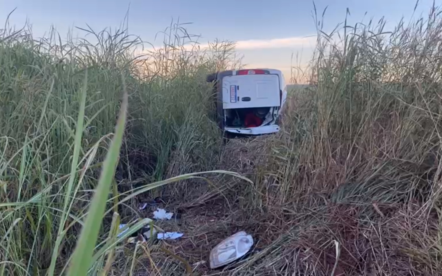 Furgão foi parar em faixa de domínio da rodovia | Foto: PRF