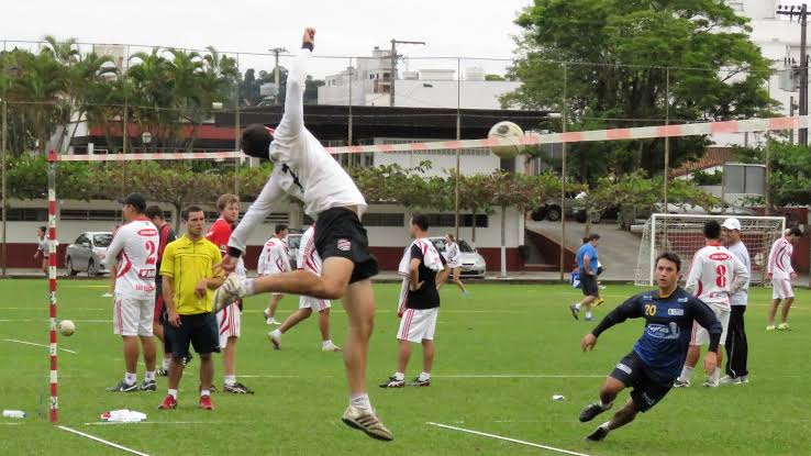 Ao contrário do vôlei, esporte é praticado em campo de grama | Foto: Reprodução