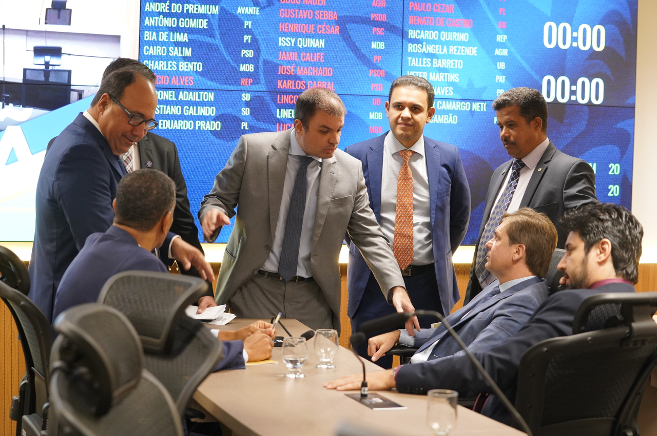 Deputados estaduais participam da sessão da CCJ e Comissão Mista | Foto: divulgação/Hellenn Reis