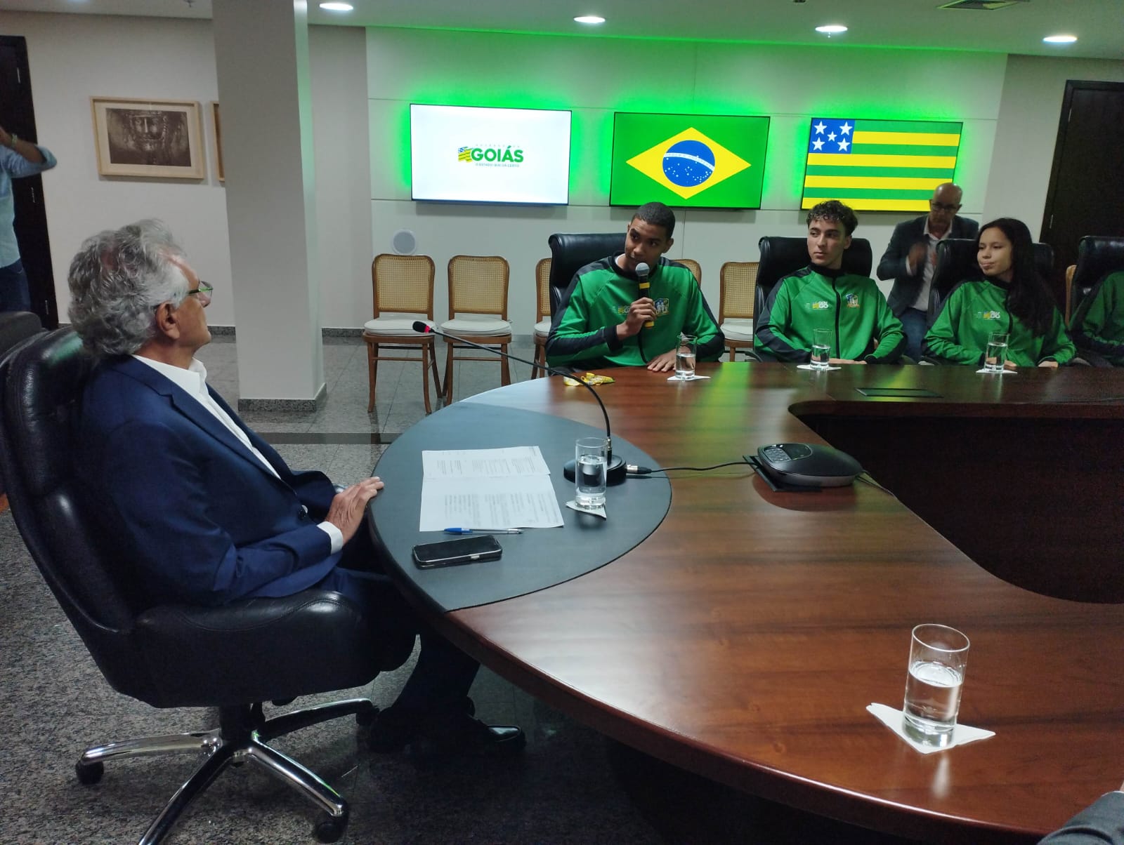 Caiado e atletas goianos