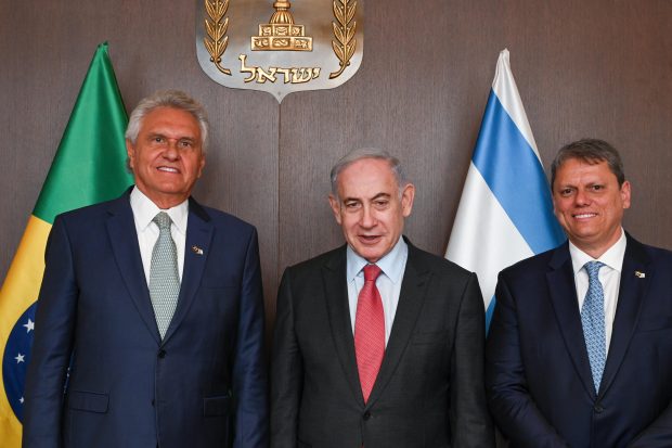 Caiado, o primeiro-ministro de Israel, Netanyahu, e Tarcísio | Foto: divulgação/Hegon Corrêa