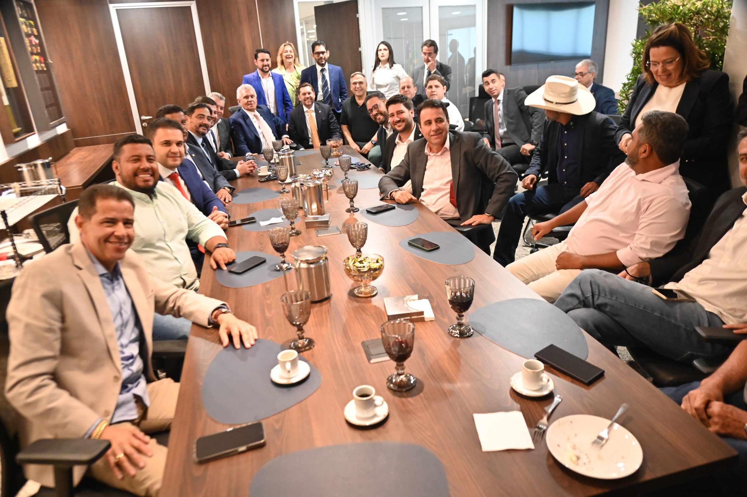Caiado, Mabel e deputados firmam projeto para Goiânia | Foto: Leoiran/Jornal Opção