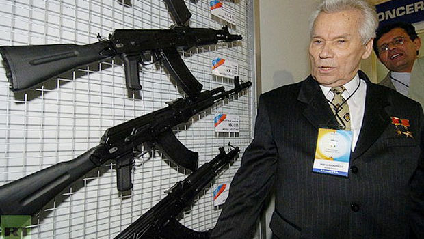 O falecido Mikhail Kalashnikov ao lado de sua criação o fuzil de assalto Ak-47