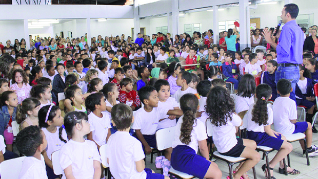 Alunos e pais de alunos lotam espaço da Escola Cirandinha durante solenidade | Foto: Iris Roberto