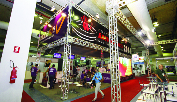 Estande da Vinha FM na Gospel Fair: marketing religioso direcionado a evangélicos