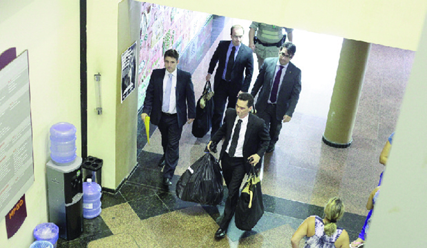 Documentos são apreendidos na Operação Poltergeist| Foto: Demian Duarte