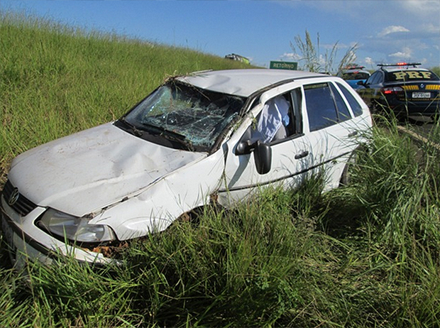 Antes do acidente, família parou em posto para abastecer carro. Um dos pneus estava vazio e foi enchido no estabelecimento. Foto: Reprodução/Leonardo Rogério da Costa/Mais Goiás