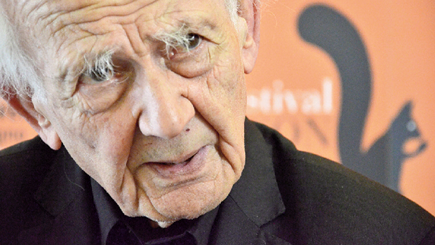 Zygmunt Bauman, sociólogo: “Mundo contemporâneo é um recipiente cheio até a borda de medo e frustração à solta que buscam desesperadamente válvulas de escape”