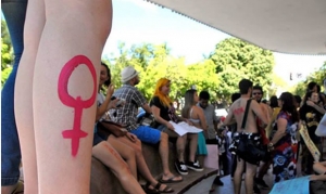 3ª Marcha das Vadias de Goiânia, que aconteceu este ano. Os manifestantes ocuparam o Coreto após passeata no centro da capital