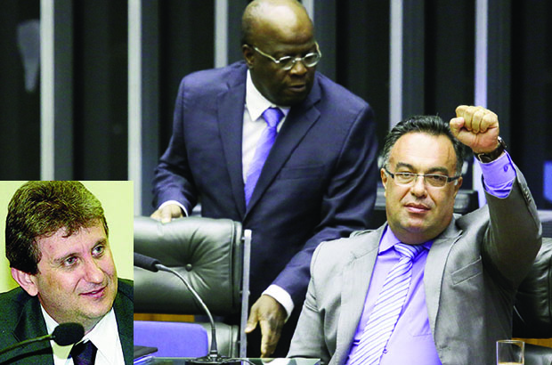 Deputado André Vargas, ao lado do ministro Joaquim Barbosa, faz gesto ao mesmo tempo de afronta ao Judiciário e de solidariedade a criminosos condenados; no detalhe, o doleiro Alberto Youssef, amigo de 20 anos do petista | Foto: Sérgio Lima/Agência Senado