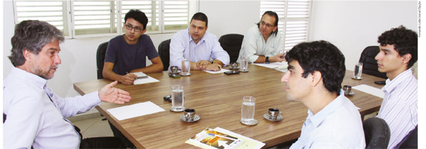Dom João de Orléans e Bragança fala a editores e repórteres do Jornal Opção: “Vejo que hoje o Brasil não está preparado para o parlamentarismo; é preciso o País estar mais estável para isso” | Foto: Fernando Leite/Jornal Opção