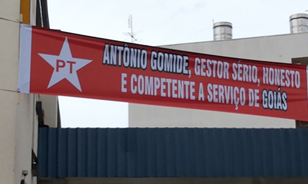 Faixa, que anunciava encontro regional do PT, foi fotografada pelo promotor eleitoral do município
