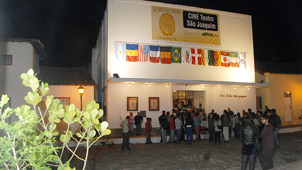 Cine Teatro São Joaquim ficou lotado na segunda parte de exibições, na noite de quarta-feira. Fotos: Marcello Dantas/Jornal Opção Online