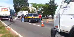 Jovem foi atropelado próximo a passarela. Acidente ocorreu na região do Prefeitura de Goiânia. Foto: Reprodução/PRF