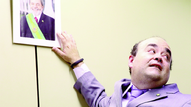 Deputado mineiro Bernardo de Vasconcellos, do PR, troca foto de Dilma Rousseff pela de Lula da Silva