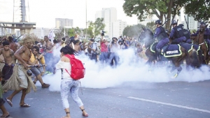 Índios protestam: flechas contra bombas de gás lacrimogêneo - Foto: Fabio Rodrigues Pozzebom/ABr