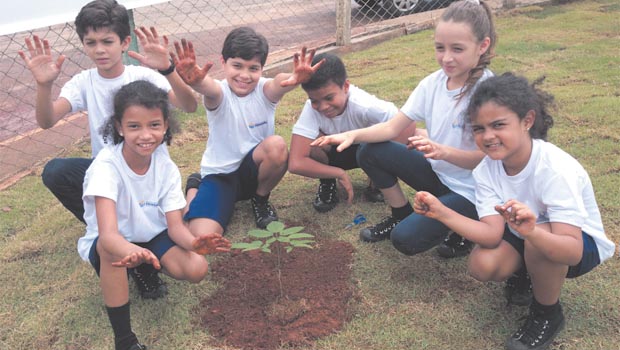 Alunos da rede municipal de ensino plantam árvore: lição de cidadania e cuidado com o futuro / Foto: Iris Roberto