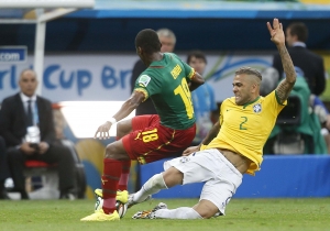 Daniel Alves divide bola com adversário camaronês: eficiente no apoio, mas deixando "avenidas" atrás de si |Foto: Rafael Ribeiro/CBF