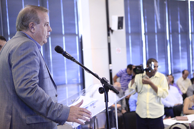 Ao lado do vice-prefeito Agenor Mariano, prefeito só fez discurso e não respondeu questionamentos da imprensa | Foto: Marcello Dantas/Jornal Opção Online