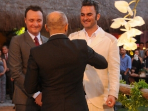 Casal abençoado por padre César Garcia são os arquitetos Marcelo Trento e Léo Romano, juntos há 11 anos, tendo sido essa a motivação para a benção a eles e à residência | Foto: Reprodução Arquivo Pessoal Léo Romano