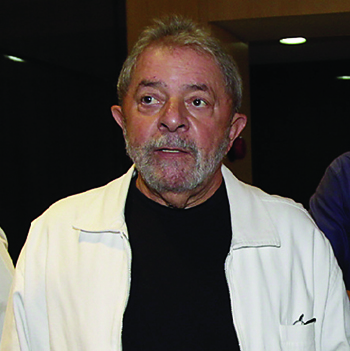 Lula muda o tom e esbraveja, fazendo Fernando Henrique o responder