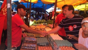 Gomide, candidato do PT, cumprimenta comerciantes em Novo Gama | Foto: Reprodução/Twitter
