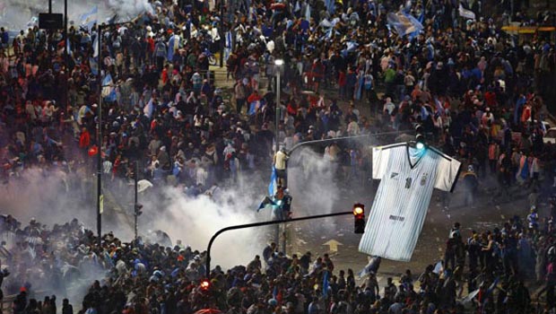 Confusão foi registrada na capital argentina após derrota da seleção contra a Alemanha, por 1 a 0 | Foto: Reprodução/La Nacion