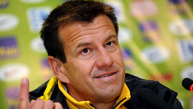 Dunga não é o culpado principal por estar lá, obviamente. Ele é apenas um treinador comum, gritador e que cai bem na figura de “inocente útil” | Foto: Reprodução