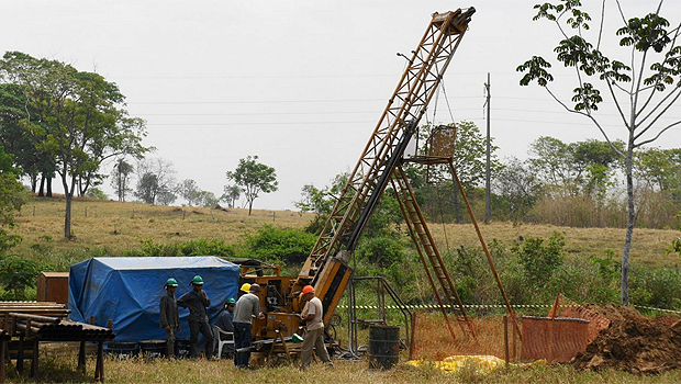 Em Mara Rosa, trabalhadores operam broca para extração mineral. Foto: Reprodução/Amarillo