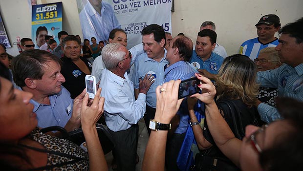 Candidato à reeleição, Marconi cumprimenta populares em Bela Vista neste sábado | Foto: Divulgação: Henrique Luiz
