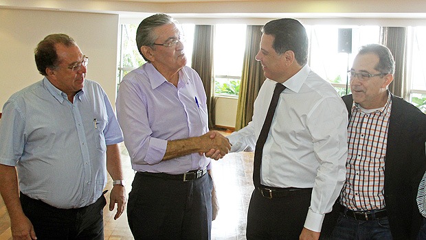 Marconi cumprimenta ex-coordenador da campanha de Friboi, Robledo Rezende. Ao lado deles, Frederio Jayme (à esquerda) e o ex-deputado Francisco Bento, o Chiquinho, do PMDB | Foto: Wagnas Cabral/Divulgação