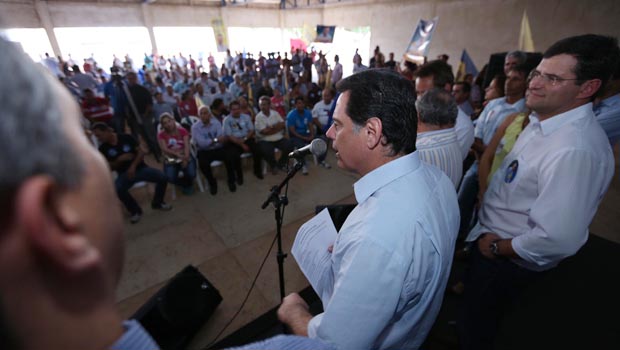 Ao lado de aliados, Marconi discursa em São Miguel do Passa Quatro