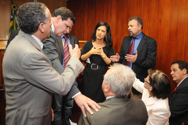 No final desta manhã, Elias Vaz organizou uma rápida reunião no auditório Carlos Eurico para reforçar que a audiência havia sido transferida para quarta-feira de manhã, pois já se encontravam na Câmara o promotor de justiça Fernando Krebs, representantes da sociedade civil, bem como de associações como Fieg e da Acieg | Foto: Renan Accioly