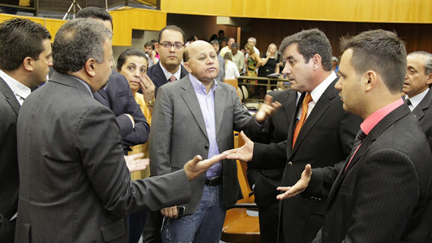 Vereadores de oposição conversam com presidente Clécio Alves (PMDB) antes da aprovação do projeto | Fotos: Alberto Maia/Câmara de Goiânia