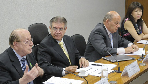 Senador Cyro Miranda (ao centro), com Bechara e Ernani Pimentel: especialistas divergiram em relação a novas mudanças | Foto: Edilson Rodrigues/Agência Senado