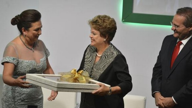 A presidente da República, Dilma Rousseff, e o presidente do Senado, Renan Calheiros, durante cerimônia de posse da senadora Kátia Abreu para mais um mandato na presidência da CNA | Foto: Valter Campanato/Agência Brasil