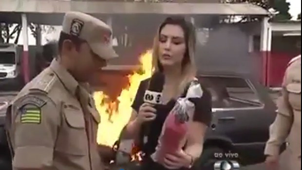 Vídeo de jornalista goiana apagando incêndio com extintor ABC vira piada na internet - Jornal Opção Vídeo de jornalista goiana apagando incêndio com extintor ABC vira piada na internet - Jornal Opção