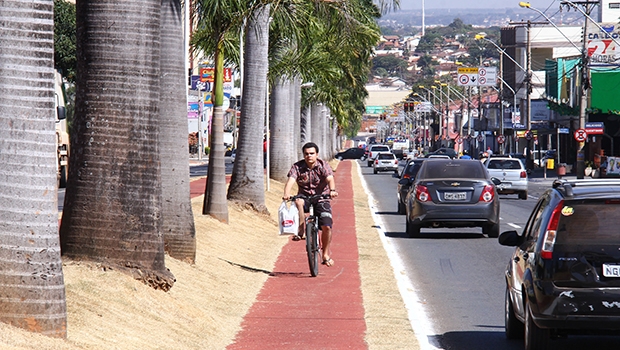 Ciclovias existem em caráter decorativo à medida em que não são integradas. Transporte de massa, como metrô, deverá ser uma necessidade / Fernando Leite/Jornal Opção