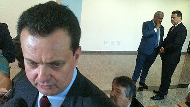 Enquanto Kassab concede entrevista, Vilmar e Marconi conversam ao pé do ouvido | Foto: Marcello Dantas/Opção Online