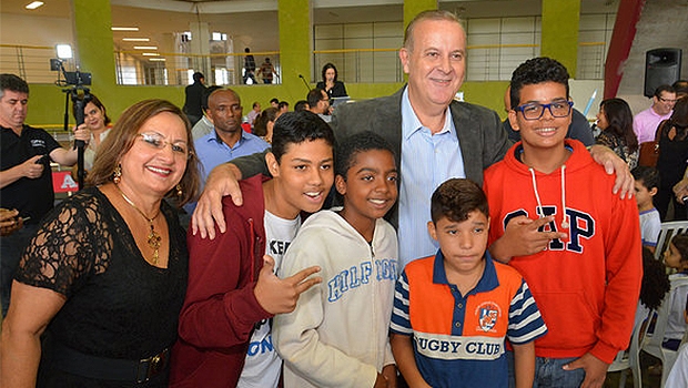 Neyde Aparecida (à esquerda), secretária de Educação, com Paulo Garcia e alunos da rede municipal. Ela deve ir para a Comurg | Foto: Edilson Pelikano/DIvulgação