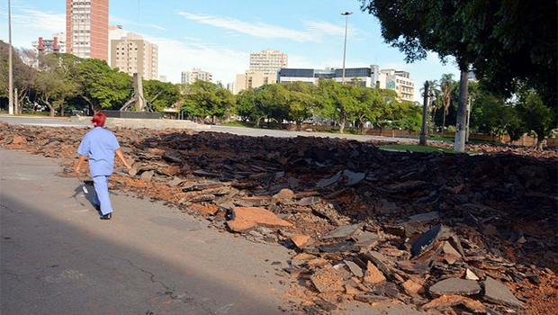 Praça Cívica passa por obras de requalificação | Foto: Edilson Pelikano