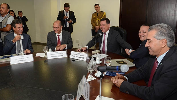 Marconi, ministro Afif (dir.) e governadores reunidos em Goiás