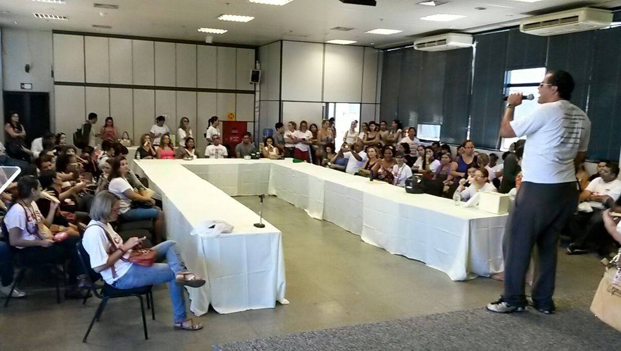 Servidores da Educação ocupam auditório no Paço | Foto: Reprodução/Facebook
