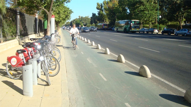 Mulher transita em ciclovia de Sevilha: cidade espanhola já está do “outro lado” da discussão sobre mobilidade