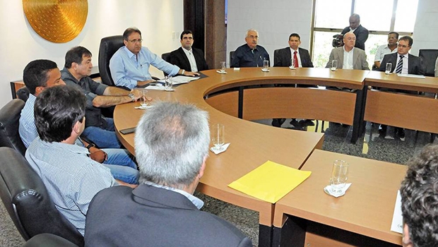 Governador Marcelo Miranda durante reunião com prefeitos em seu gabinete no Palácio Araguaia