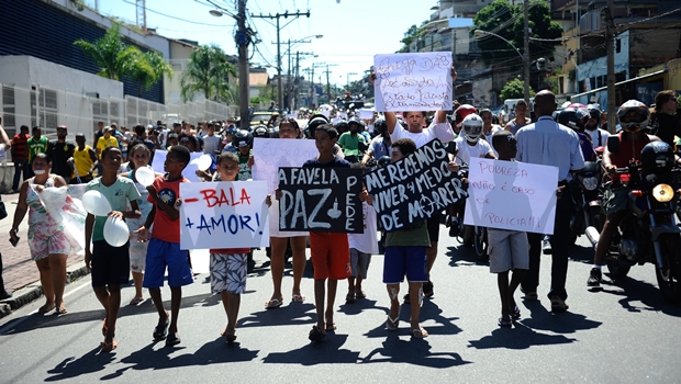 Centenas de moradores do Alemão foram às ruas clamar por paz e justiça na comunidade | Foto: Tomaz Silva/ Agência Brasil