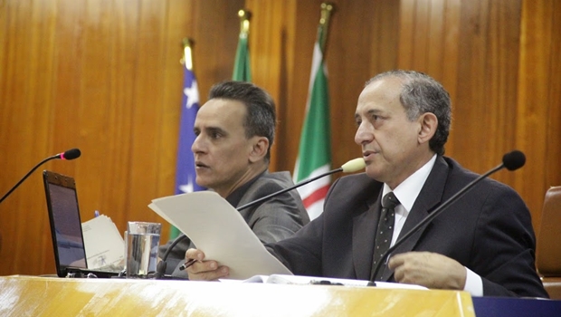 Primeiro secretário, Zander Fábio (PSL), e o presidente Anselmo Pereira (PSDB), durante sessão plenária | Foto: Alberto Maia / Câmara Municipal